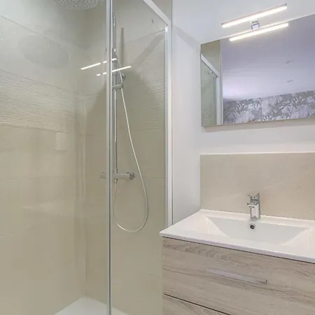 Design Et Cosy De Standing Apartment Venissieux